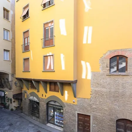 Ponte Vecchio Flat فلورنس